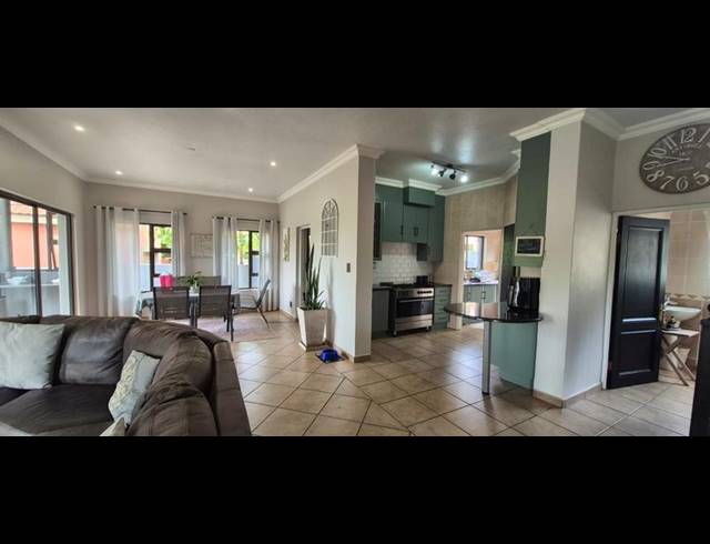 3 BEDROOM TOWNHOUSE FOR SALE IN MIDSTREAM ESTATE